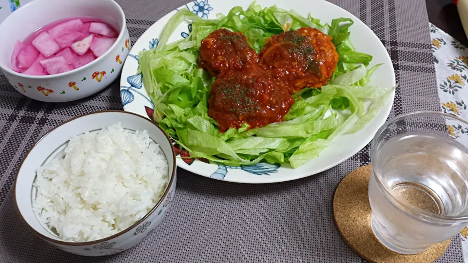 ざく切りレタスと一緒にトマト🍅煮込みハンバーグ～♪|三宅章人  Akihito Miyakeさん