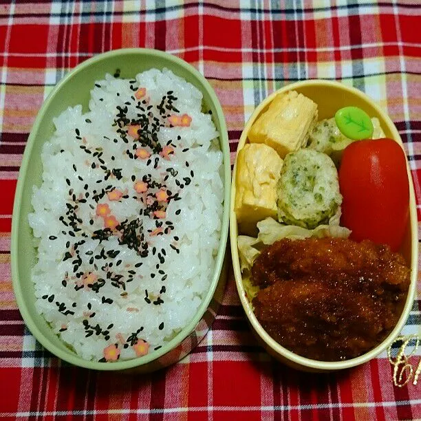 Snapdishの料理写真:10/27(月)の旦那弁当🍱
♪鶏南蛮カツ
♪チーズちくわの磯辺揚げ
♪ミディトマト
♪卵焼き|ふみぃさん