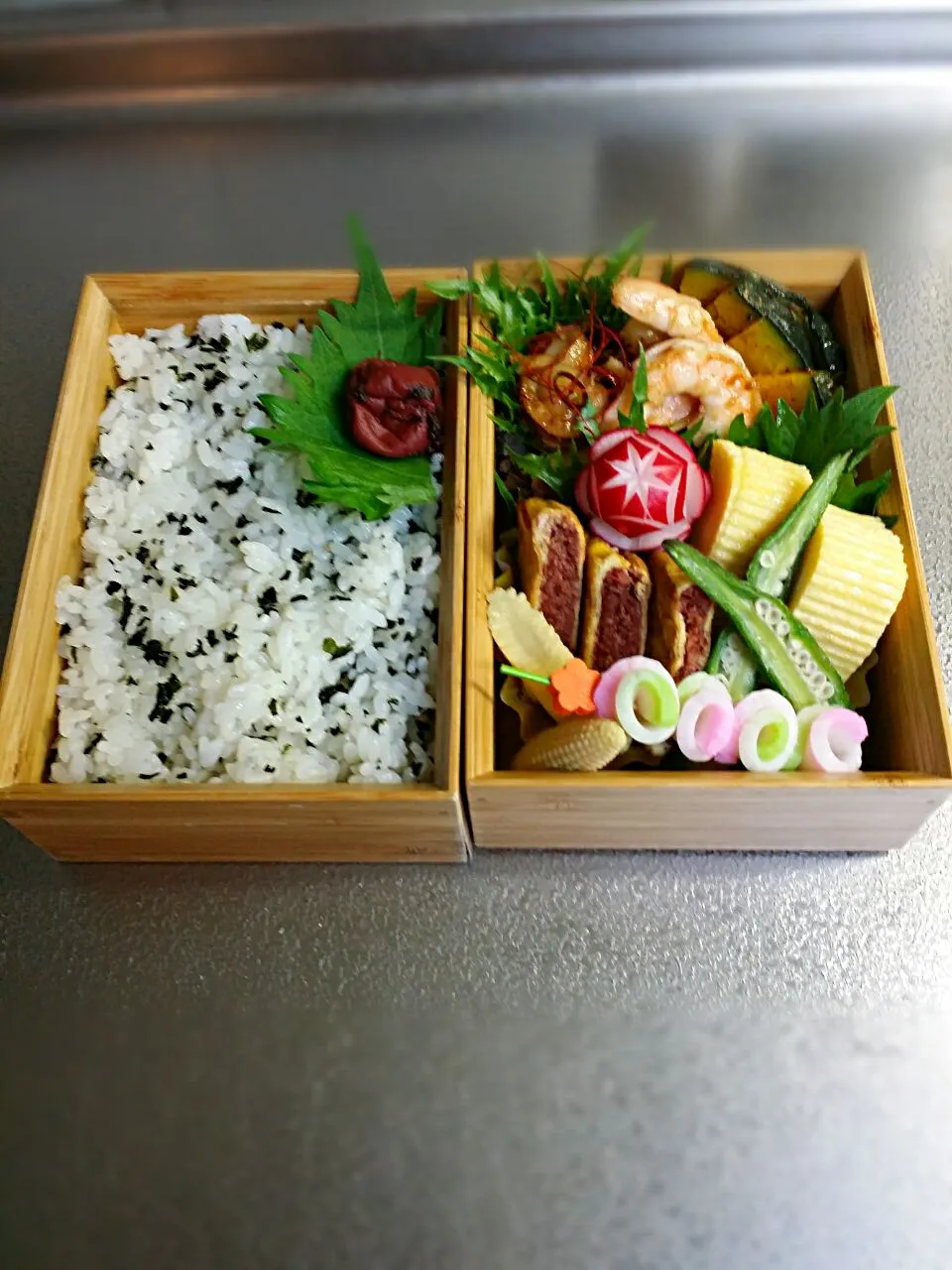 《月曜日のお弁当》🍱

・しそわかめご飯（れい子ママより）
・コンビーフのピカタ
・チビほたての自家製たれ炒め
・だし巻き玉子
・かぼちゃの甘辛い焼き
・三色蒲鉾クルクル～（幸江ちゃんより）

行ってらっしゃい～♡|藤田 まり子さん