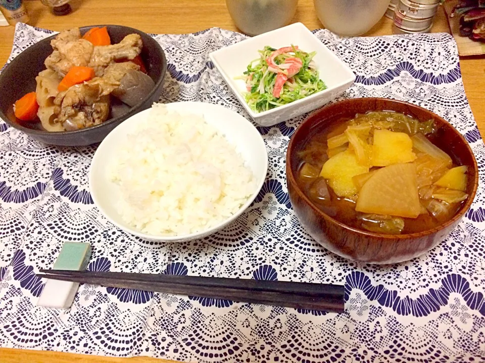 Snapdishの料理写真:朝ごはん★手羽元とレンコンのさっぱり煮、豆苗とカニカマのスイチリマヨ和え、みそ汁、ごはん|ハルさん