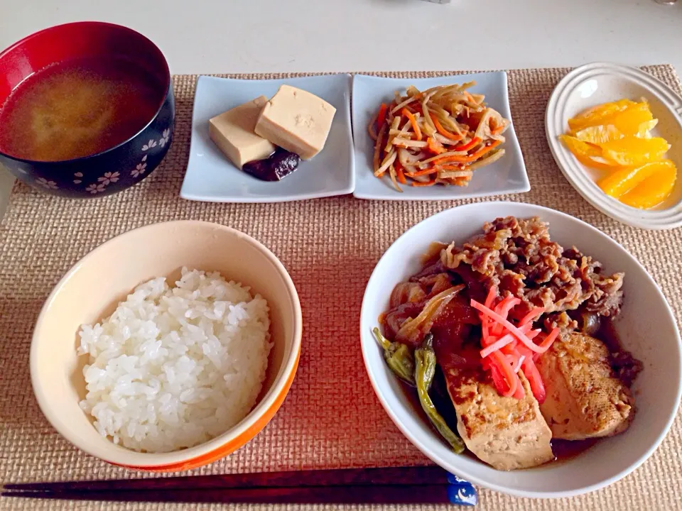 Snapdishの料理写真:肉豆腐 高野豆腐 きんぴら 味噌汁 オレンジ|にゃろめさん