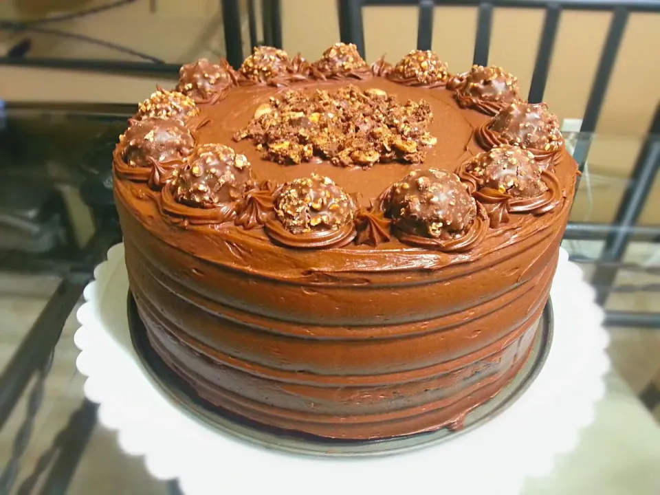 Ferrero Rocher Cake~layers of chocolate cake with Nutella frosting and crushed Ferrero Rocher chocolates|S Theoさん