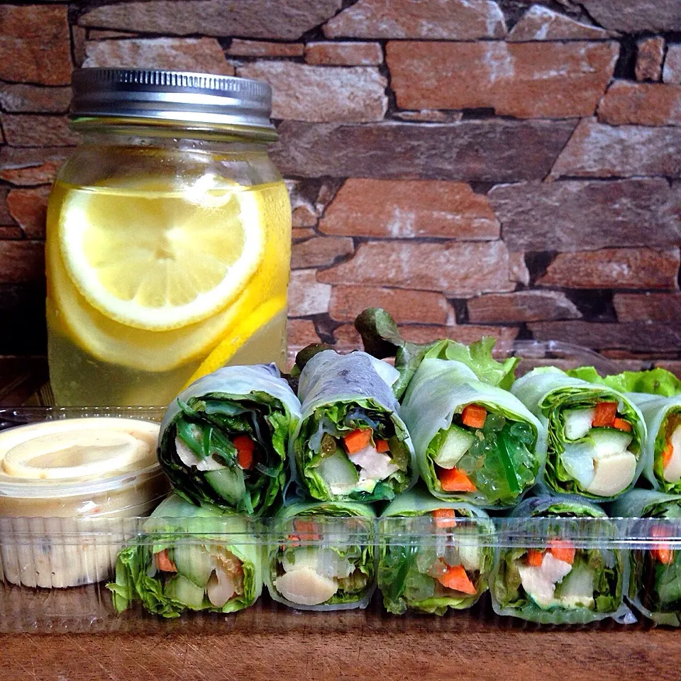 rolled salad & infused water|Gift Laohakanchanasiriさん