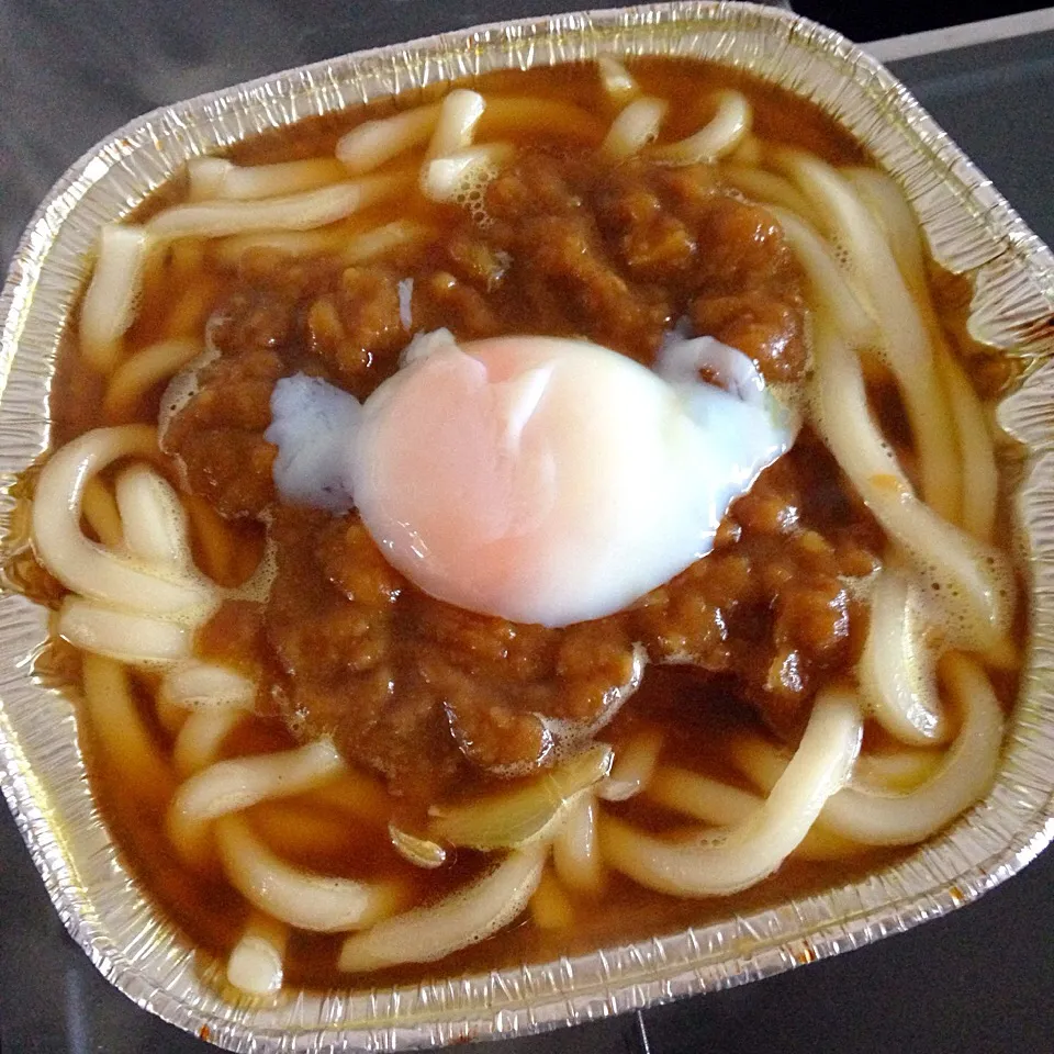 Snapdishの料理写真:会社でお昼に(笑)昨夜のカレーでカレーうどん🍜♡|Frau₍ᐢɞ̴̶̷ ·̮ ɞ̴̶̷ᐢ₎さん