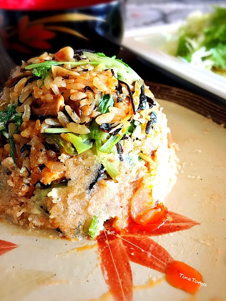 冷凍しておいた炊き込みご飯でひじきと水菜をプラスで朝炒飯、明太マヨを少し塗り、ラー油をかけて！|Tina Tomoko😋さん