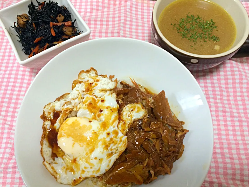 ひじきの煮物、コンソメスープ、今治の焼豚丼（お土産）|ゆちさん