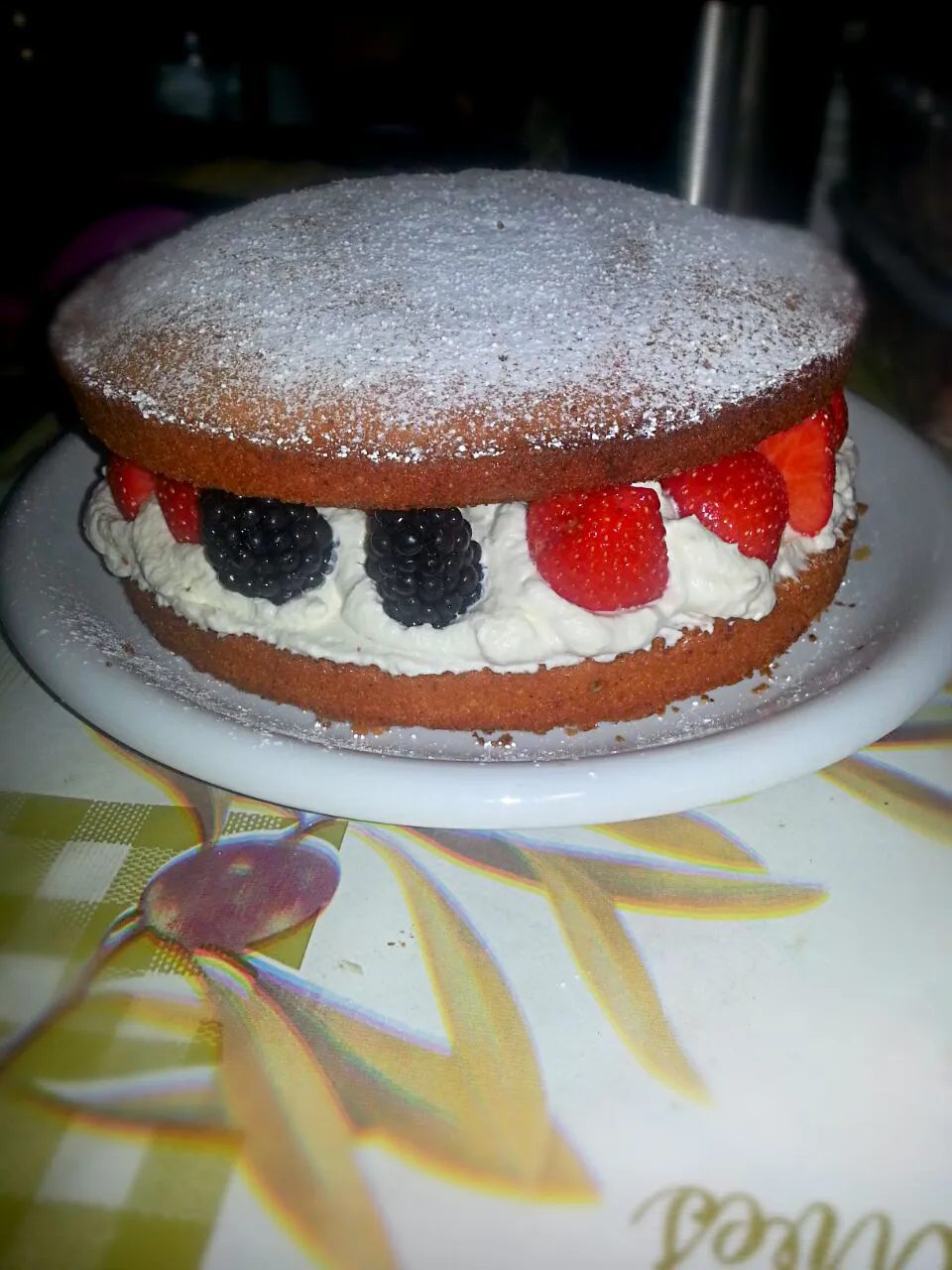 Snapdishの料理写真:victoria berry sponge cake|Kai-yung Manさん