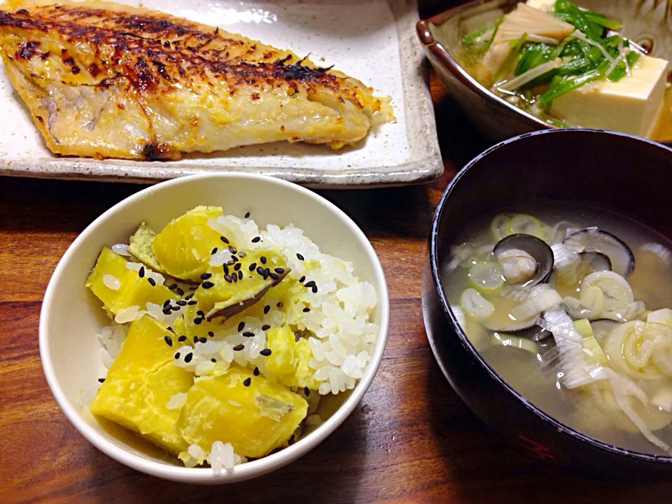 さつまいもご飯 赤魚味噌漬け焼き 豆腐の和風あんかけ しじみ汁の晩御飯|K N 3さん