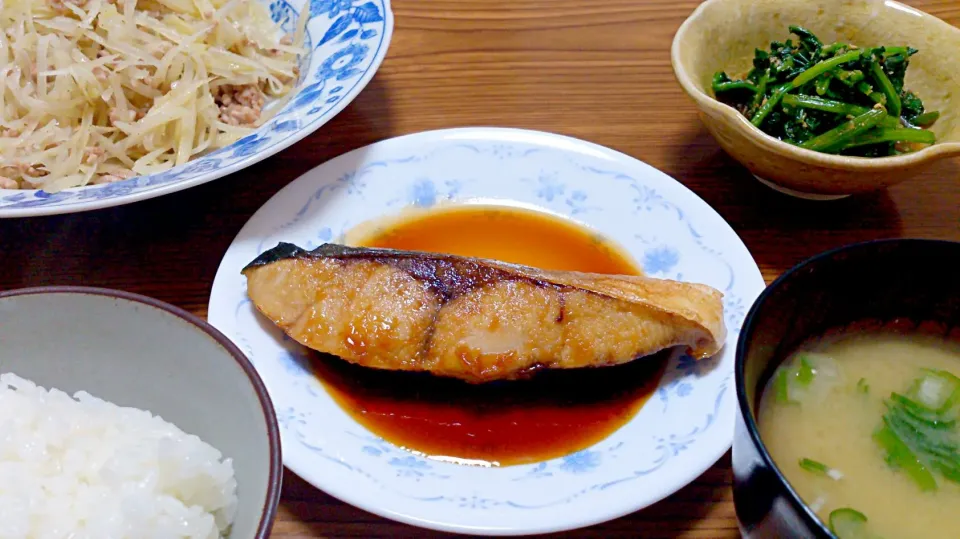 Snapdishの料理写真:・ツバスの照り焼き
・じゃが芋とひき肉のサッと炒め
・ほうれん草の胡麻酢和え
・サツマイモと葱の味噌汁|ようかんさん