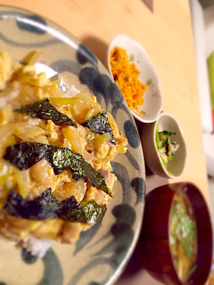 ハロウィン風親子丼、にんじんのカレーきんぴら、小松菜と油揚げの煮物、みそ汁(大根としめじ)|ひろみさん