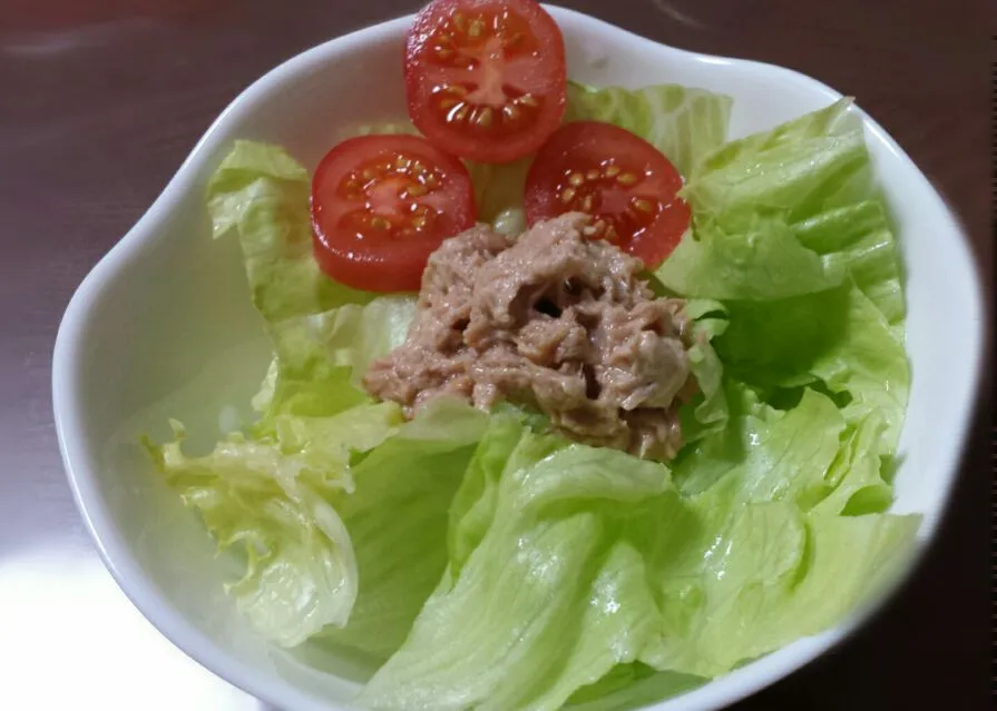 fresh salad #Healthy #food #tuna #lettuce #tomato #cesarDressing @jojolim|joさん