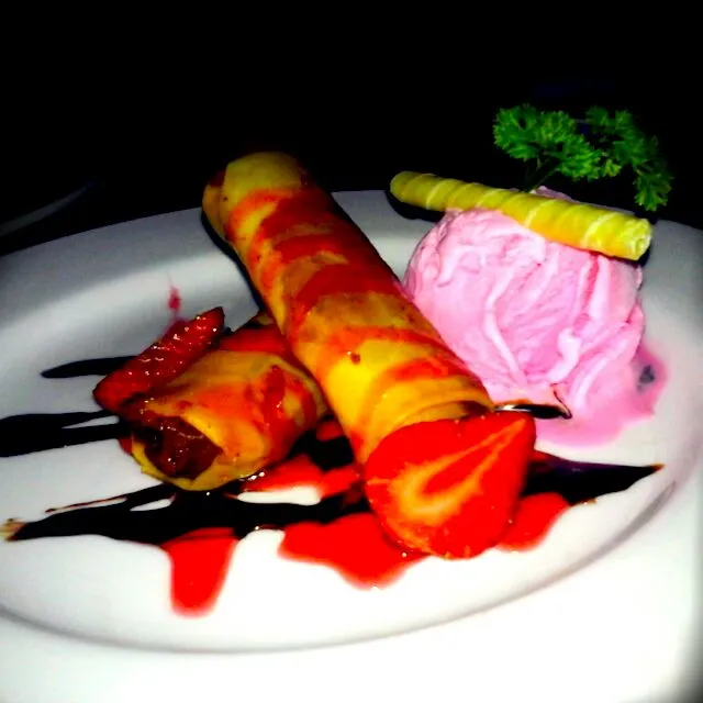 Snapdishの料理写真:strawberry springroll #Dessert #sweet|DIen NyHok'zさん