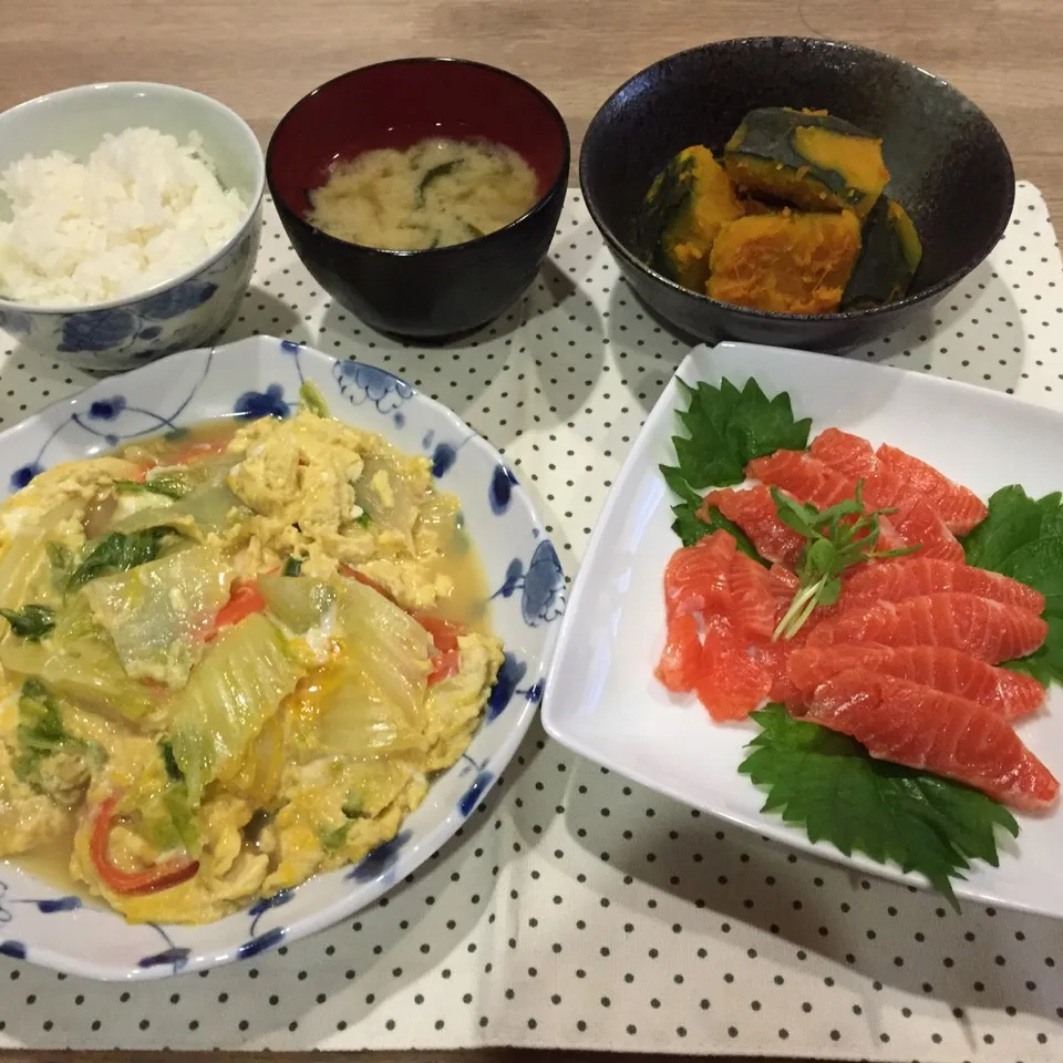 Snapdishの料理写真:サーモン刺身・白菜と人参炒め煮卵とじ・かぼちゃ塩煮・玉ねぎワカメ味噌汁|まーままさん