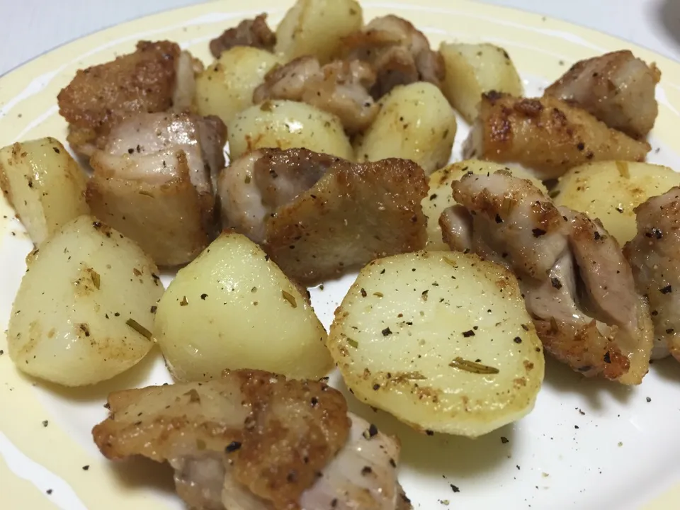 鶏モモとジャガイモの炒め物エストラゴン風味|お家でbar!さん