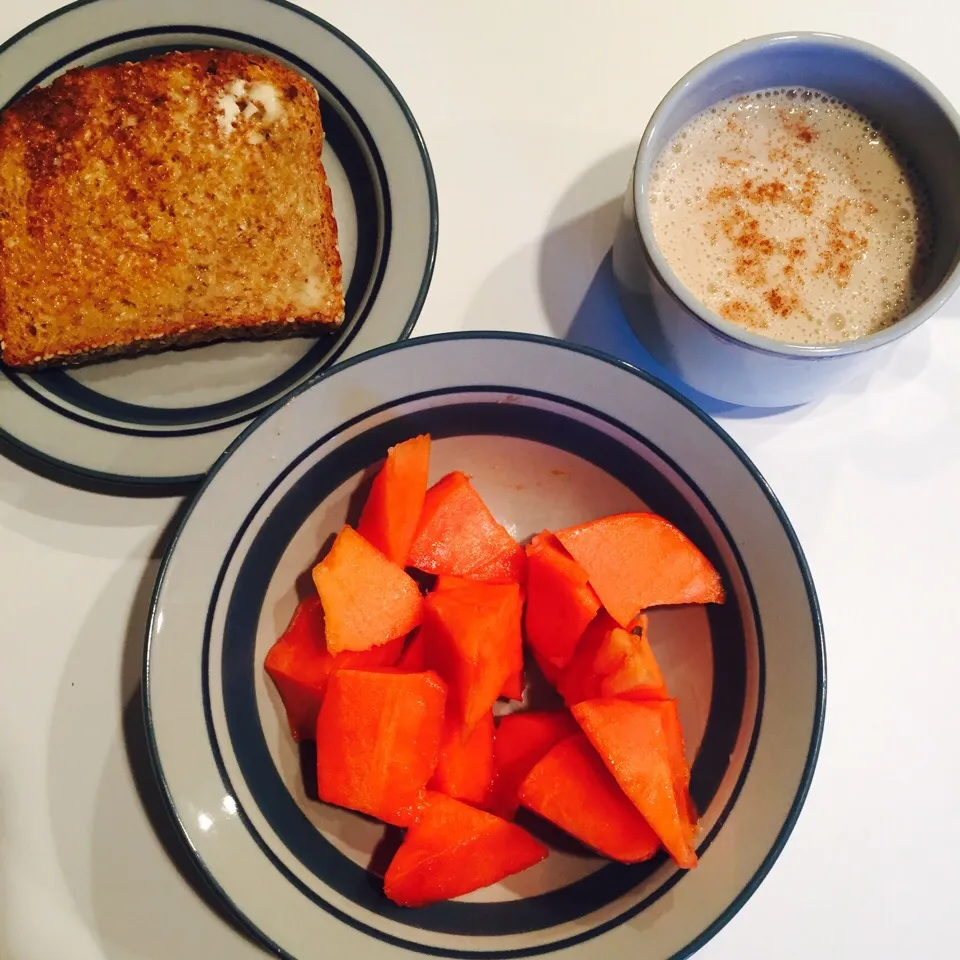 Sesame Ezekiel toast with earth balance butter, papaya and a banana oat pumpkin spice smoothie|victoria valerioさん