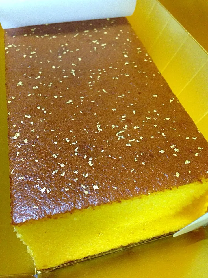 Castella with gold sprinkles|🍑Foodtrip Unlimited🍴さん