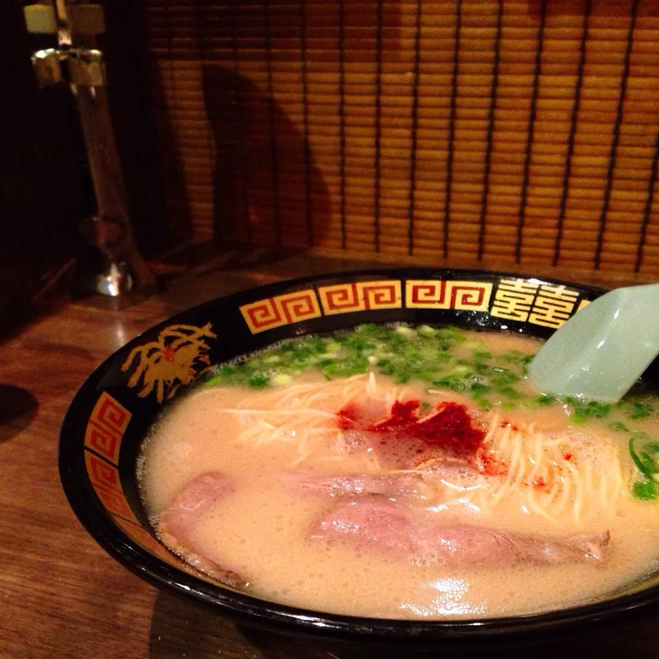 深夜のとんこつラーメン
個室風カウンターの仕切り
肩があたり肩身が狭い|Yogiさん