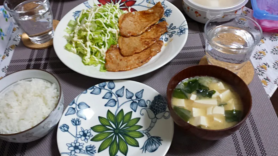 Snapdishの料理写真:豚肩ロース味噌漬け焼き&豆腐とワカメのお味噌汁～♪|三宅章人  Akihito Miyakeさん