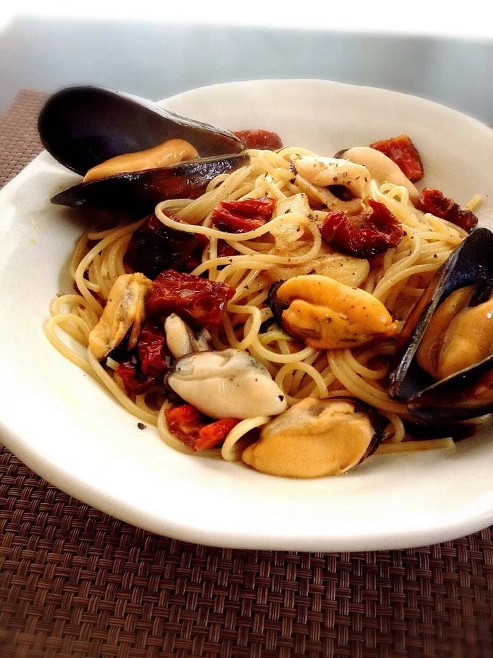 Dried tomato and mussel pasta|imi243さん