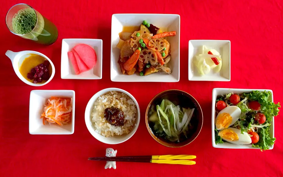 朝ごはんは勝負飯^o^和定食❗️根菜と鶏胸肉の甘辛炒め、薄切り大根の紅生姜漬け、玉ねぎのらっきょ漬け、ヨーグルトにかぼちゃスープとラズベリー^_−☆|はみちゃんさん