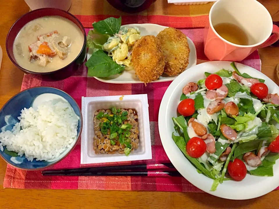 粕汁、シーザーサラダ、カレー風味マカロニサラダ、肉じゃがコロッケ、納豆、ご飯|つっちゃんさん