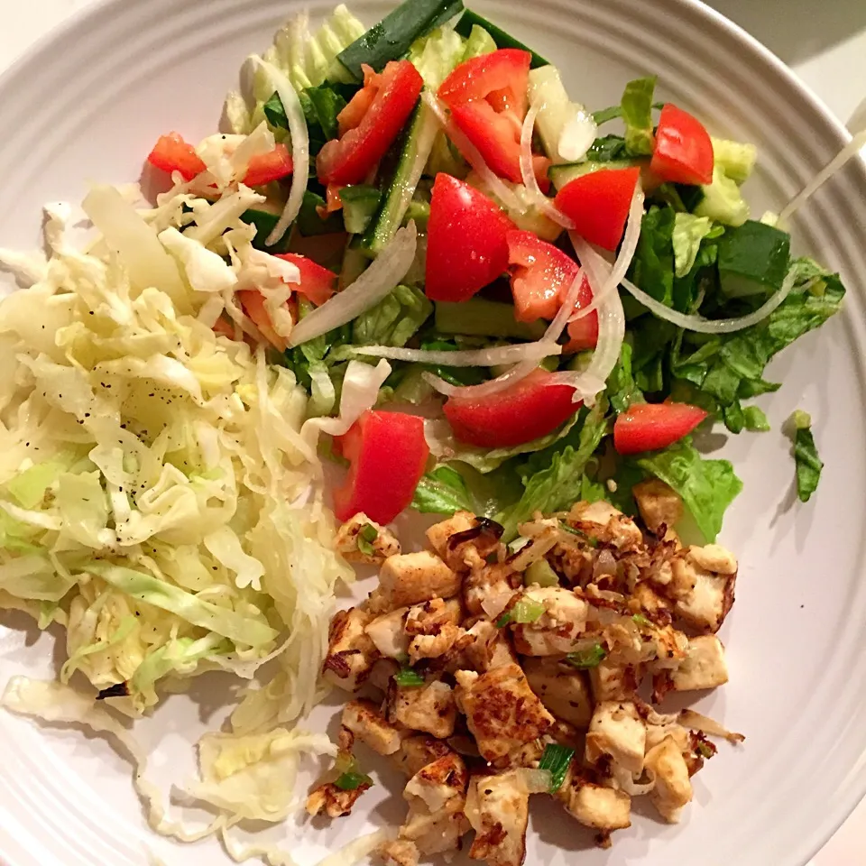 Tofu scramble with salad and sautéed cabbage|victoria valerioさん