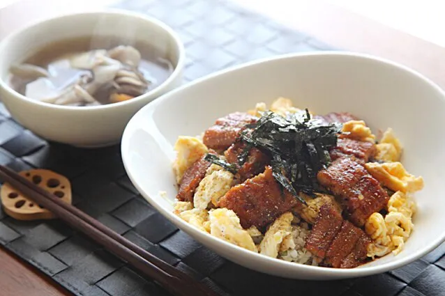 鰻ちらし、大葉ミョウガ入りの酢飯で。根菜とタラの腕。|マユマユさん