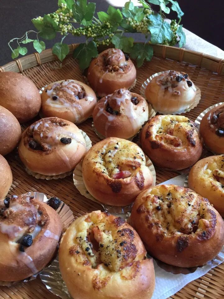 Snapdishの料理写真:ベーコンチーズロール・シナモンロール🍞|みなさん