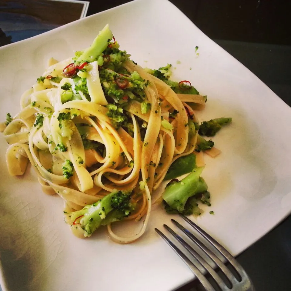 Lunch time ブロッコリーとアンチョビ♪
Broccoli and Anchovy sauce|BUBUさん