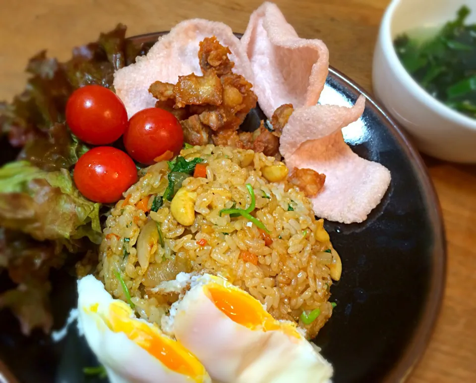 Snapdishの料理写真:ナシゴレンと鶏軟骨の唐揚げ  アジアンプレートご飯|RieRie☻さん