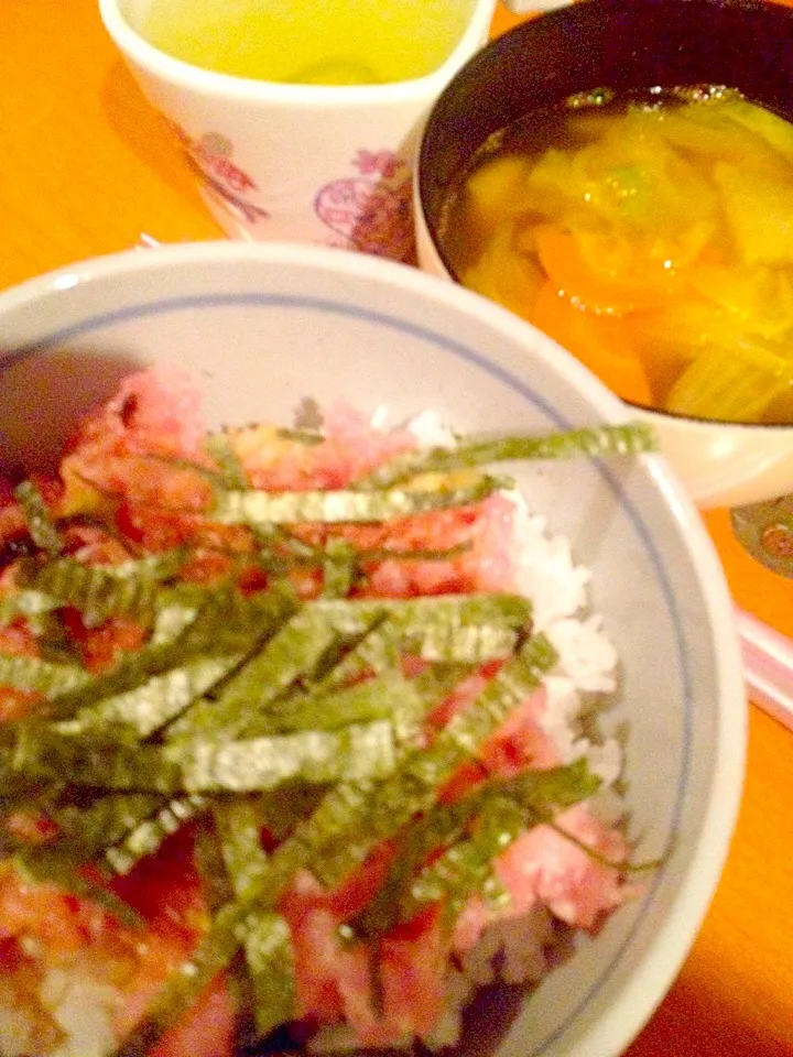 Snapdishの料理写真:マグロ丼＆けんちん汁(山芋こんにゃく、白菜、大根、人参、南瓜)|ch＊K*∀o(^^*)♪さん