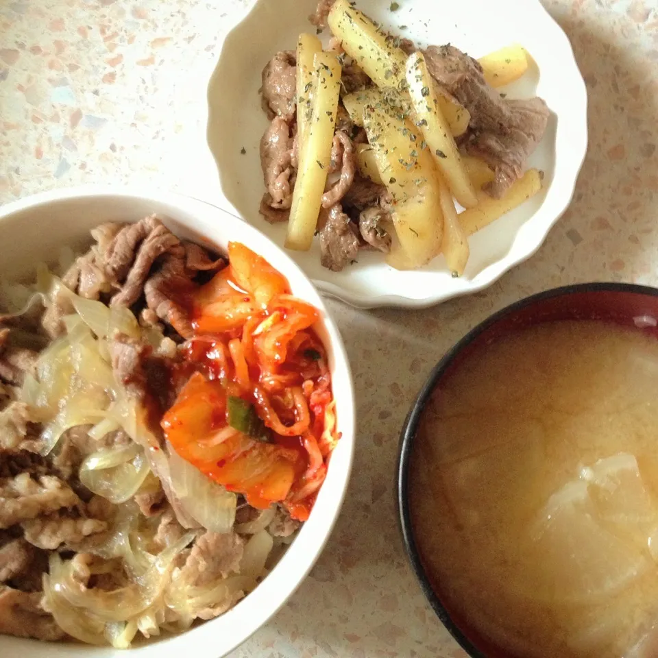 昼ごはん 牛丼 大根の味噌汁 牛肉とじゃがいものバター醤油炒め|はやしさん