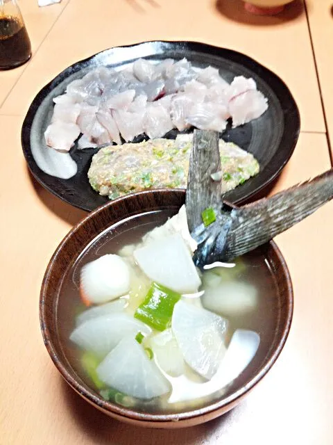 Snapdishの料理写真:サゴシ刺身・アラ汁|Sakyounosukeさん