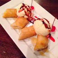 Snapdishの料理写真:fried banana with ice cream|Kate Lさん