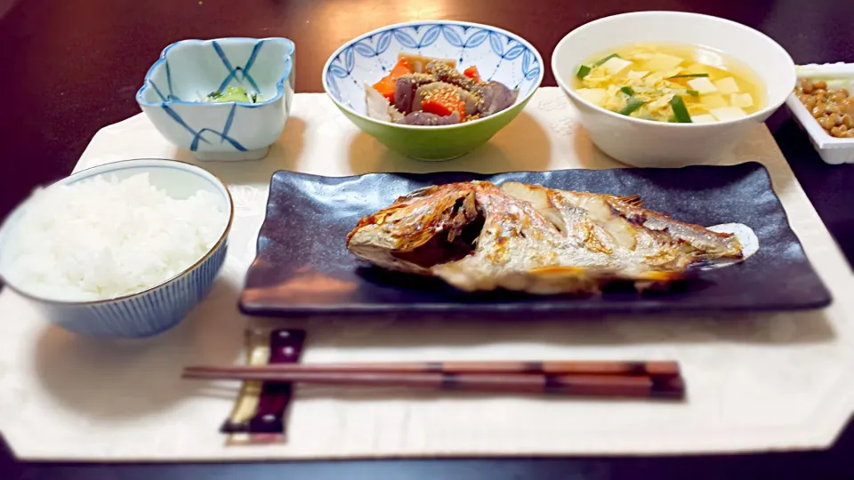 ・鯛の塩焼き
・根菜と蒟蒻の煮物
・ニラ玉味噌汁
・きゅうりとしらすの酢の物
・納豆
・ごはん|ひりょみさん