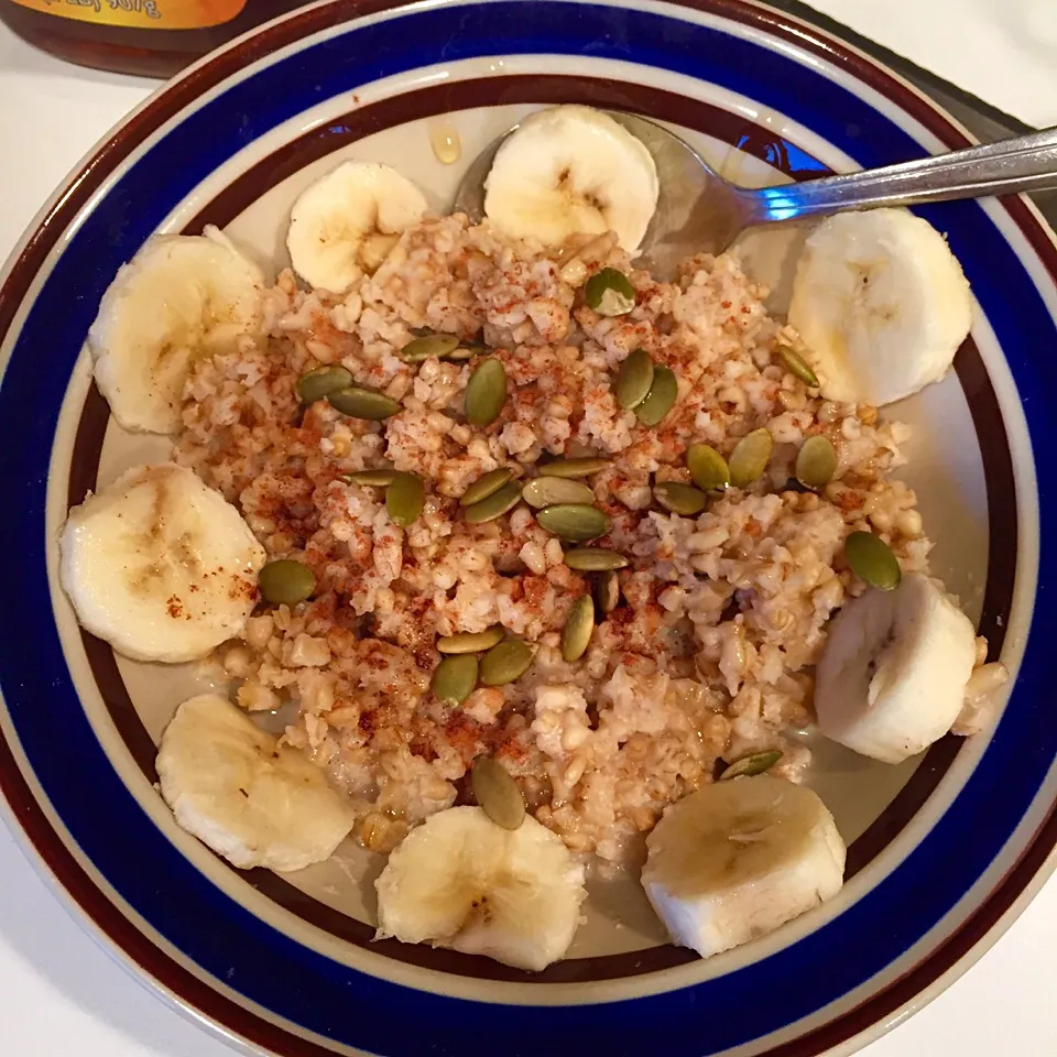 Steel cut oats with almond milk, banana & cinnamon topped with sunflower seeds and a drizzle of honey|victoria valerioさん