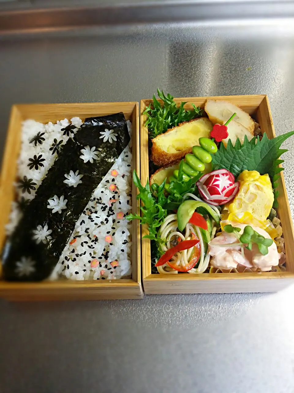 《水曜日のお弁当》🍱

・パンチご飯～✿
・手作りさつま芋コロッケ
・ごぼ天煮
・サラスパサラダ
・コーン入りだし巻き玉子
・エビマヨ

行ってらっしゃい～✿～✿|藤田 まり子さん