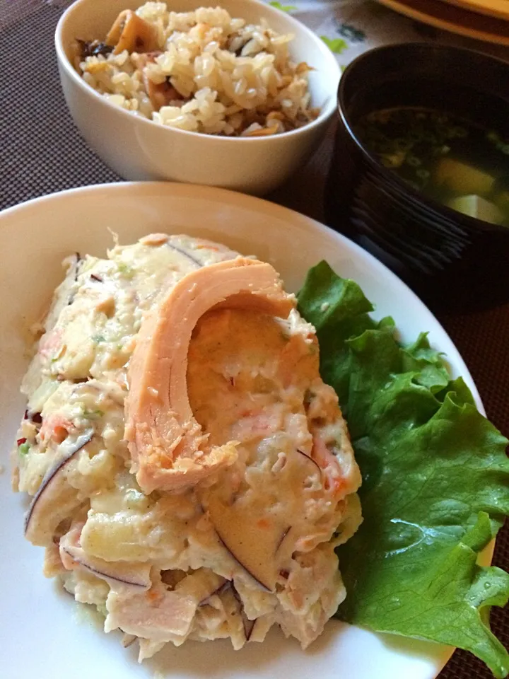 リンゴ入りポテトサラダ 昨日のアクアパッツァのスープで炊いた魚介の炊き込みごはん|佐野未起さん