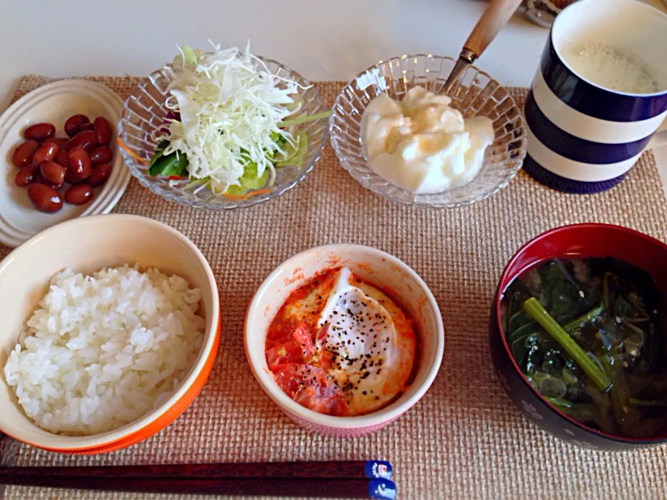 トマト入りココット 煮豆 小松菜わかめの味噌汁 サラダ プレーンヨーグルト 牛乳|にゃろめさん