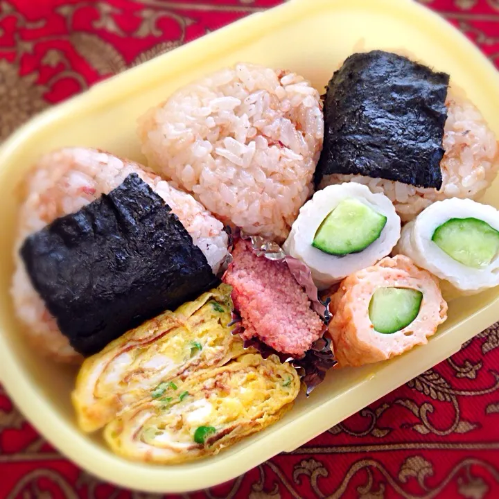 オリーブとおかかのおむすび🍙と胡瓜竹輪と焼きたらこ弁当|もえさん