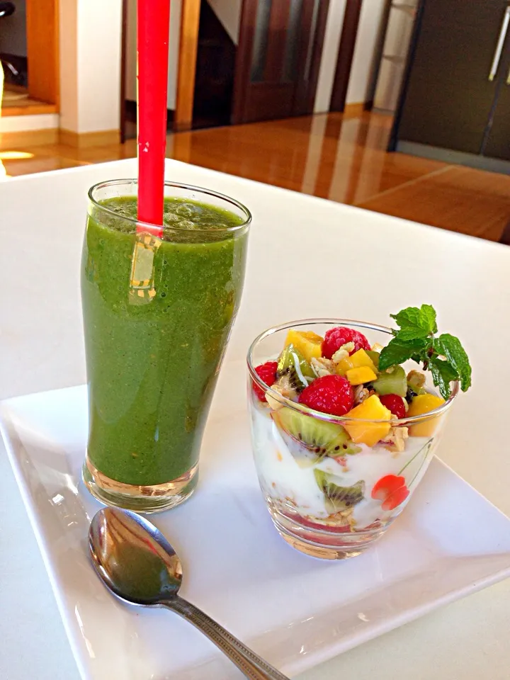 Green smoothie with yoghurt granola fruit☆♪|viviさん