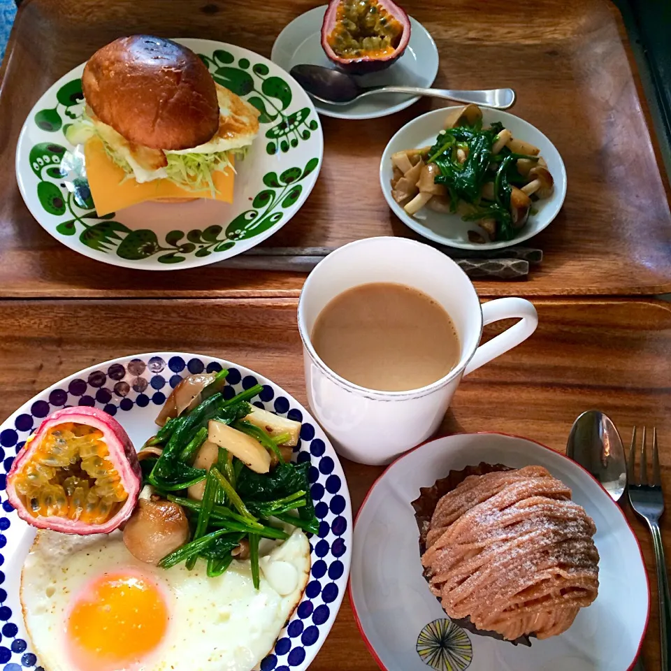 目玉焼き・チーズ・キャベツサンド、キノコとほうれん草のソテー、パッションフルーツ／モンブラン、目玉焼き・キノコとほうれん草のソテー＆パッションフルーツ、コーヒー|charさん