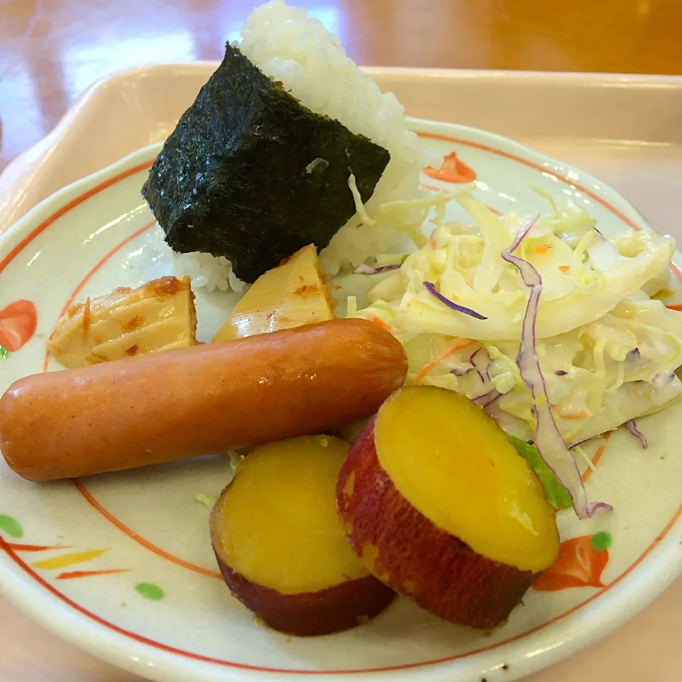 おにぎりの朝食✨ サツマイモが甘くて美味しい👍|梅花権現さん