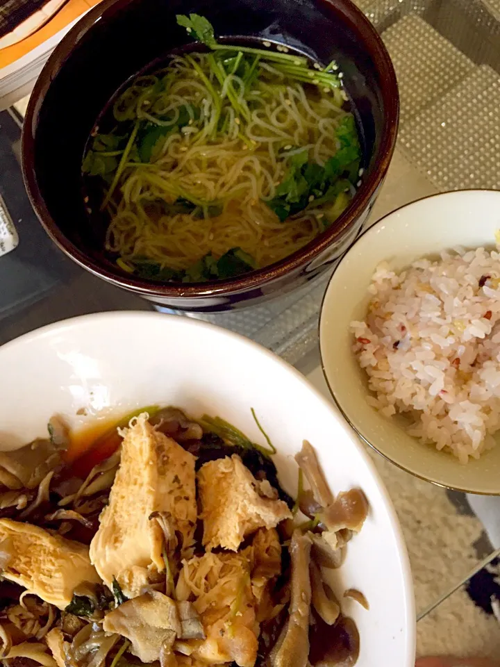 Snapdishの料理写真:蒟蒻パスタに蒟蒻雑穀ごはんに豆腐にトマ卵❤️|あみみさん