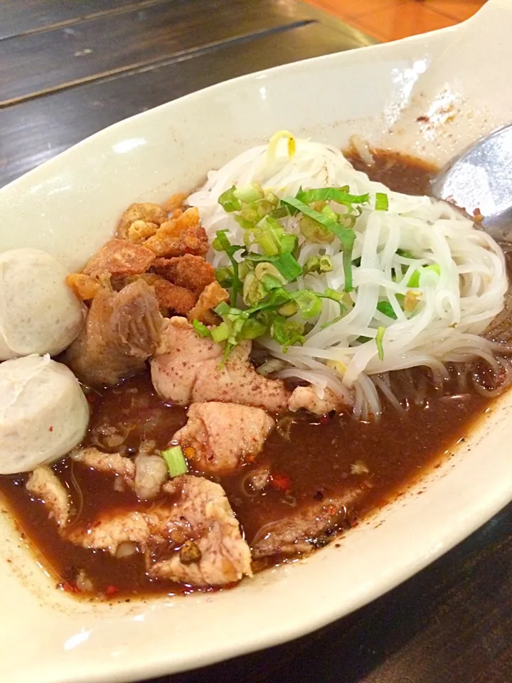 Snapdishの料理写真:センレック ナーム ムー (ก๋วยเตี๋ยว(เส้นเล็ก)น้ำหมู)|miaco_macさん