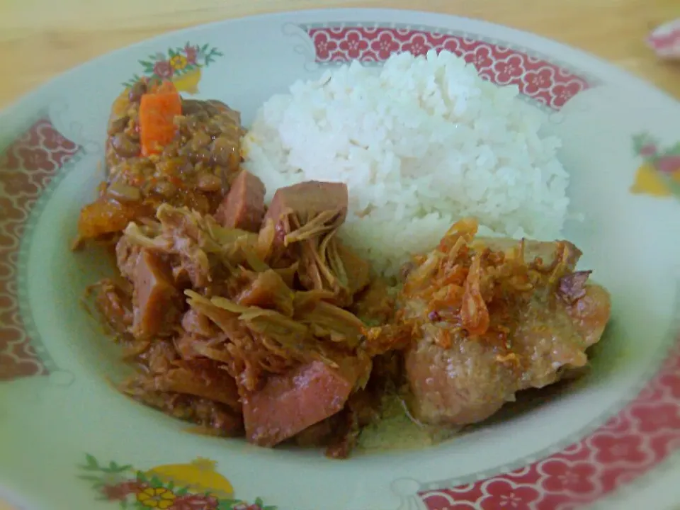 Snapdishの料理写真:gudeg komplit|cancerina pandanさん