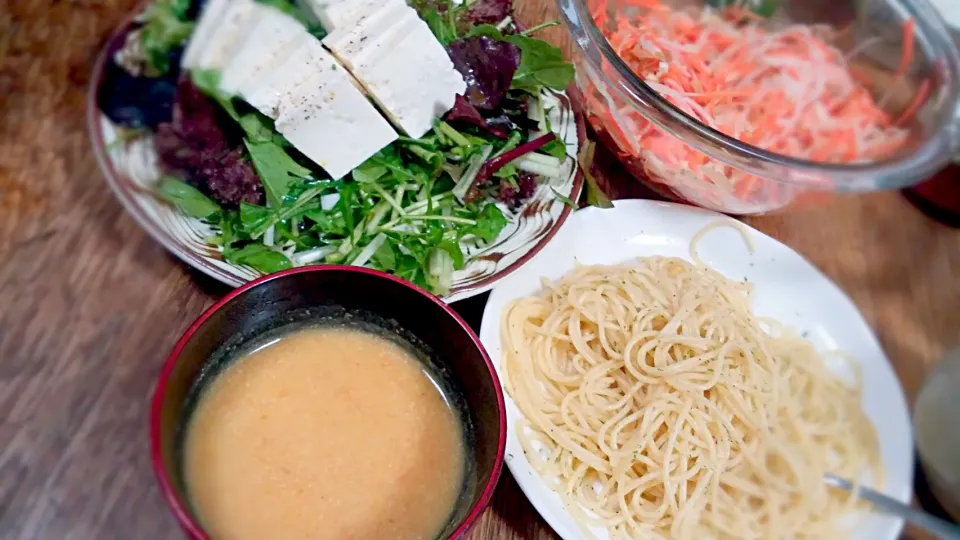 今日の晩御飯～(まねっこ笑)
子どものリクエストのポタージュ、サラダ二種…サラダリーフと豆腐のオリーブ油かけ、ソムタム(タイ風で甘じょっぱい　あな吉レシピ)
パスタは乾燥パセリでシンプルに|浜崎愛さん