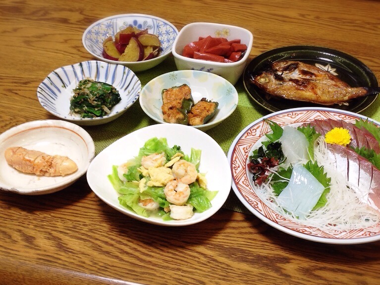 さつまいもの蜜煮・赤コンニャク・ノドグロ干物・フクラギとイカの刺身・鶏つくねのピーマン詰め・ニラのお浸し・炙り明太子・エビと卵とレタスの炒め物