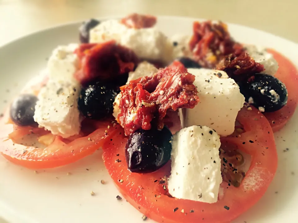 Marinated Olives, feta, tomato and papadew|Sergio Lacuevaさん