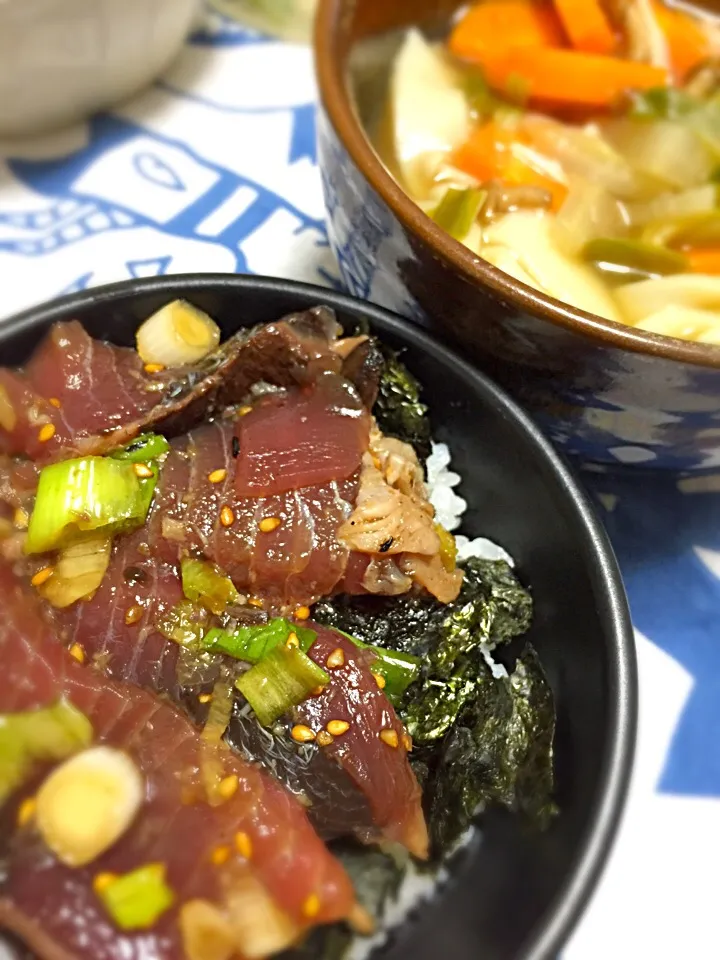 カツオたたき丼、煮込みうどん。|もじゅさん